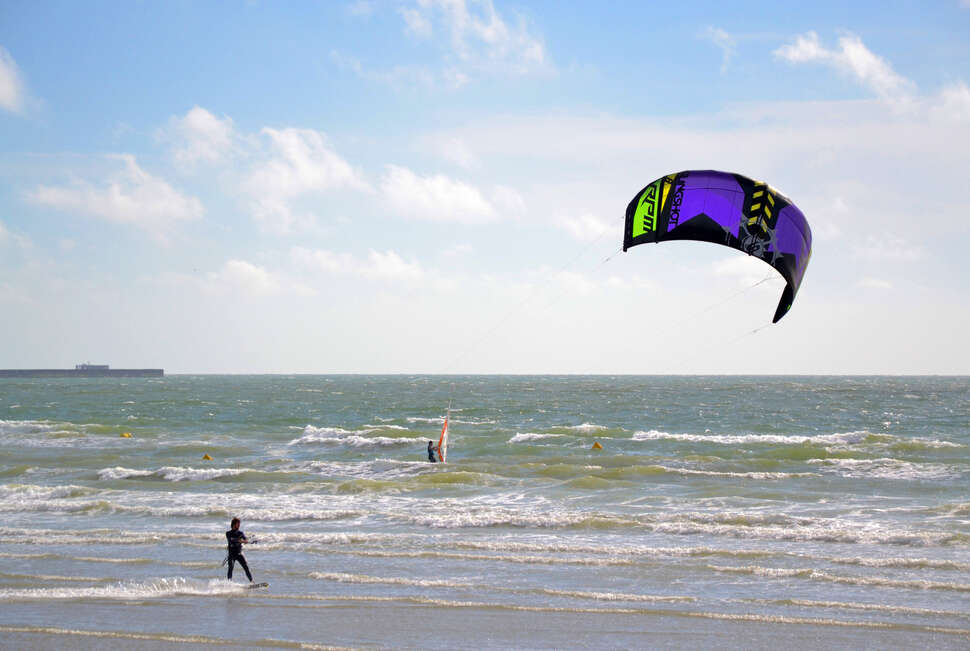 Kitesurf et planche à voile sur la plage de Wimereux. Crédit photo : Charline Fisseau / OFB