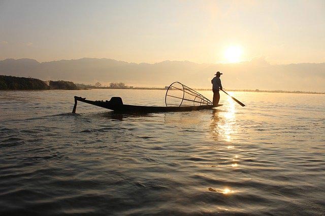 Pêche traditionnelle au lac Inle. Crédit photo : Mydaydream / Pixabay