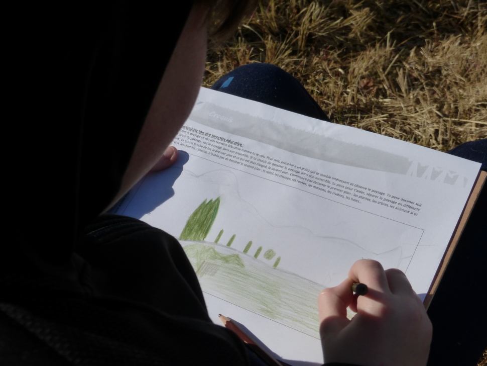 Enfant qui fait une lecture de paysage de son aire terrestre éducative (ATE). Crédit : Gaëlle Ballet