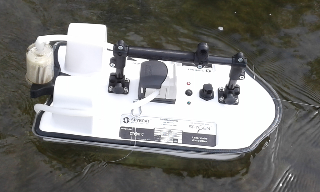 Drone aquatique SPYBOAT manipulé par les agents de l’OFB. Crédit photo : Laboratoire SPYGEN