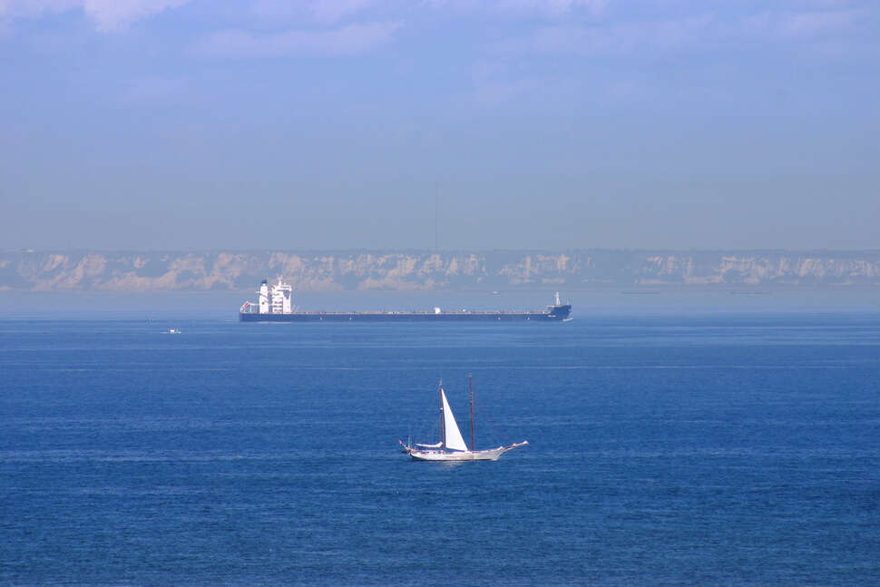 Cargos et voilier au cap Gris-Nez. Crédit photo : Ludivine Têtu / OFB