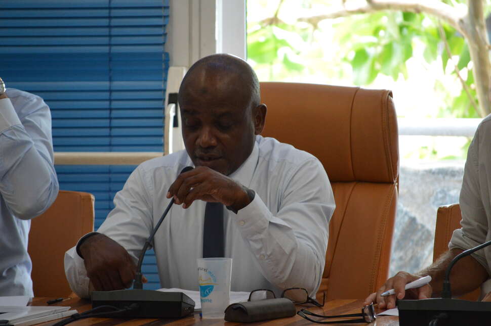 Monsieur Abdou Dahalani, président du conseil de gestion, anime la réunion du conseil de gestion du Parc naturel marin de Mayotte le 16 janvier 2020 à Mamoudzou. Crédit photo : Amandine Escarguel / OFB