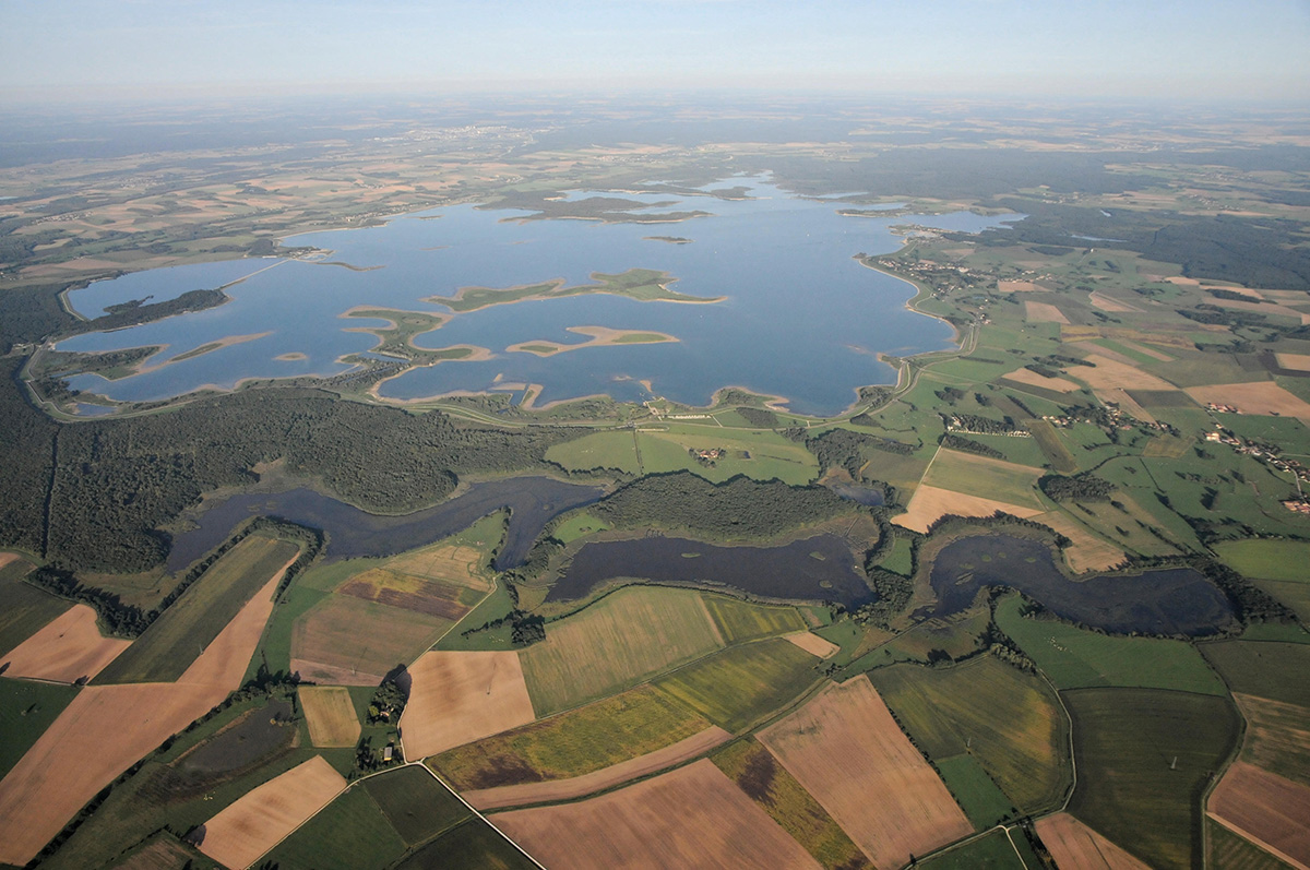 Vue aérienne de la réserve nationale de chasse et de faune sauvage du lac du Der et des étangs d’Outines et d’Arrigny. Crédit photo : J.P. Formet