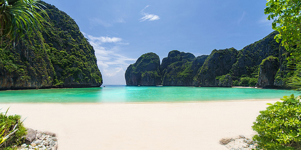 Plage de Maya Bay en Thaïlande rendue célèbre notamment suite à la réalisation du film de Danny Boyle, intitulé La plage. Crédits : Pexels
