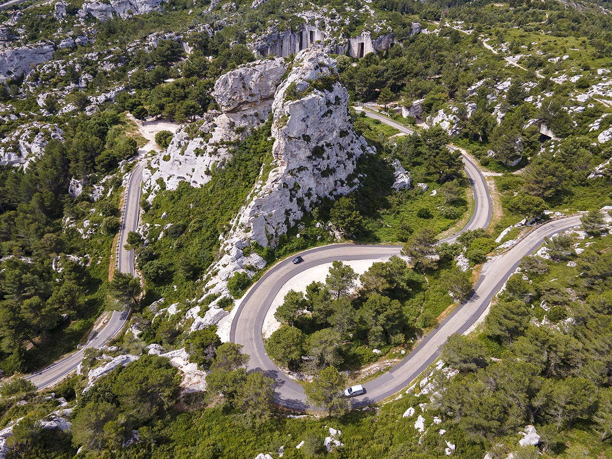 Route sinueuse dans les Alpilles, en Provence. Crédit photo : David Tatin / Biosphotos