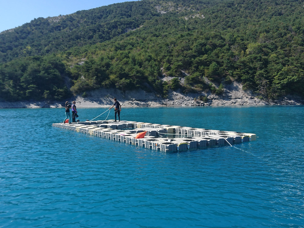 Zone artificielle flottante au lac de Serre-Ponçon