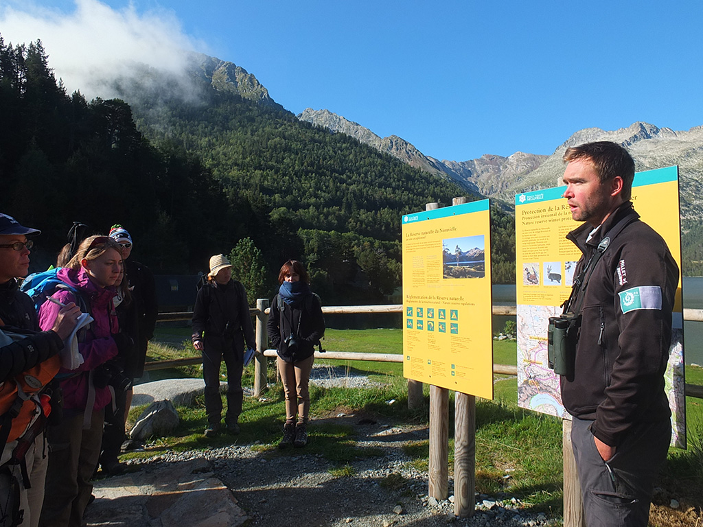 Panneau / sentier d'interprétation en vallée d'Aure. Crédit photo : Parc national des Pyrénées