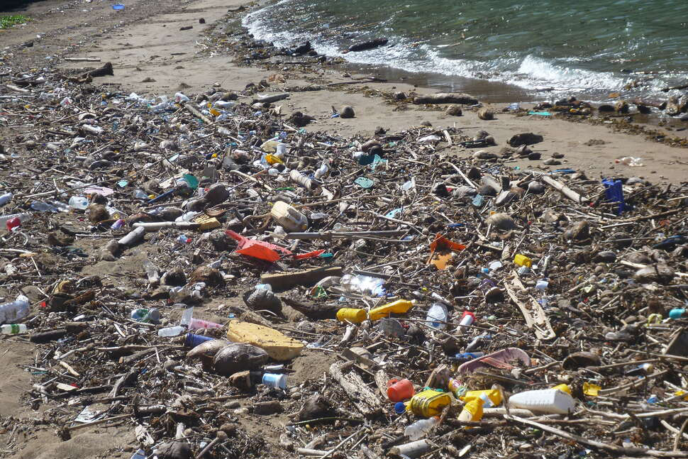 La pollution par les plastiques a été multipliée par 2 depuis 1980. Chaque personne absorbe 5 g de plastique par semaine. (Source IPBES). Crédit : Soimadou Mahamoud / Office français de la biodiversité