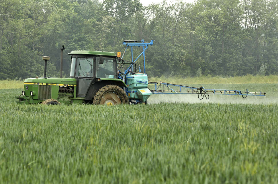 Pulvérisation de pesticides sur des cultures. Crédit photo : Laurent Mignaux / Terra