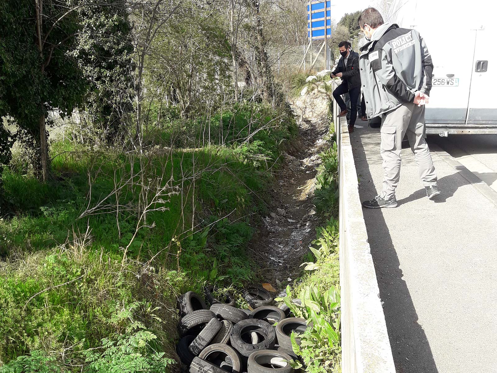 Lutte contre les dépôts illégaux de déchets : une quarantaine de pneus jetés par une fourgonnette professionnelle dans un fossé en connexion directe avec le cours d’eau. Crédit photo : Office français de la biodiversité