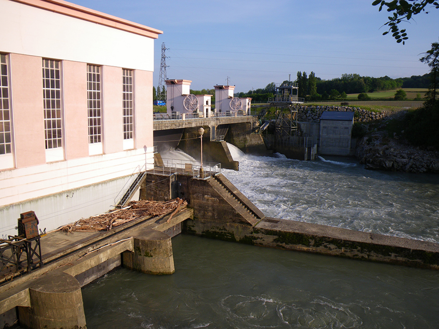 Centrale hydroélectrique de Baigts de Béarn sur le Gave de Pau . Crédit photo : Matthieu Chanseau / OFB