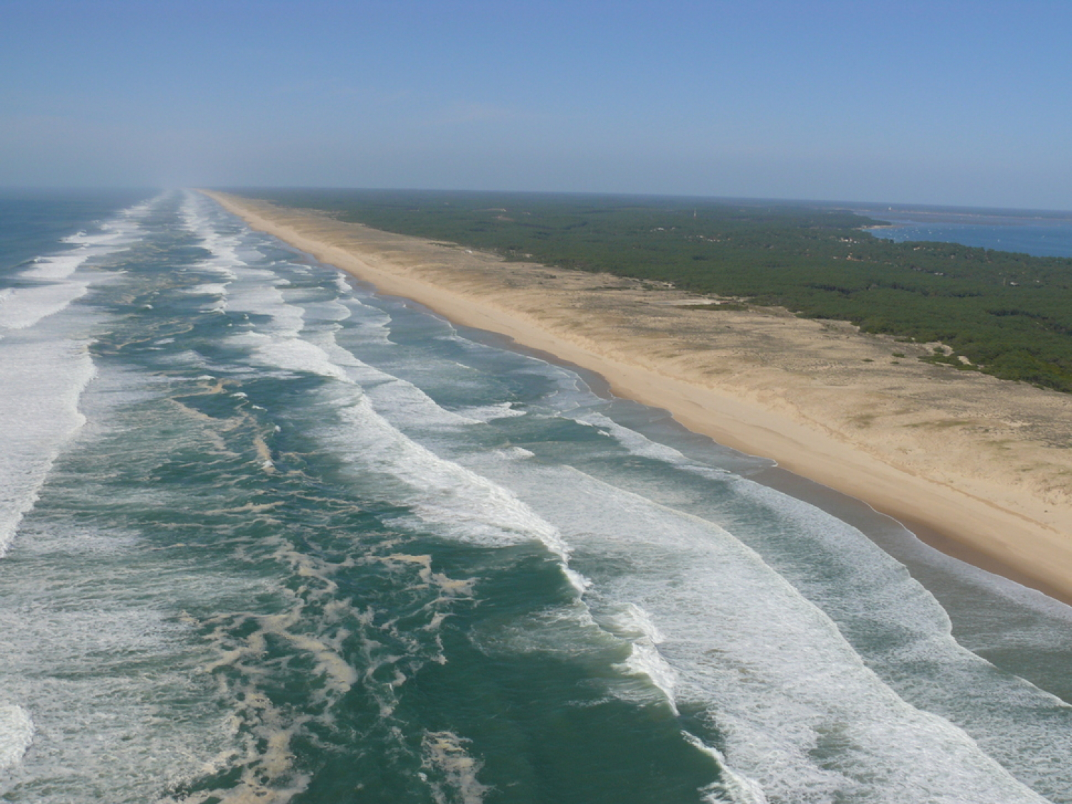 La façade océane de la flèche du Cap Ferret présente ses plages sableuses aux vagues de l'Atlantique. Crédit photo : Jean-Marie Froidefond / Laboratoire Epoc / Université Bordeaux 1