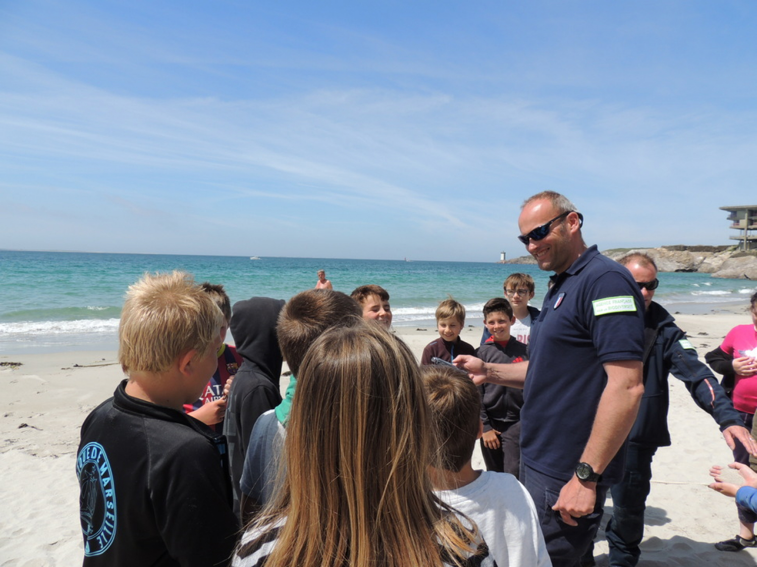 Des élèves de l'école Jean Monnet du Conquet ont participé à un atelier "les bruits de la mer", organisé par les agents du Parc naturel marin d’Iroise. Crédit photo : Virginie Gervois / OFB