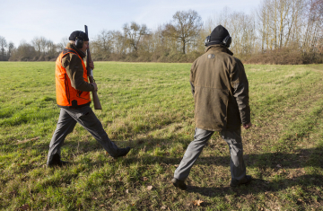 Inspecteur du permis de chasser et candidat à l'examen lors de l'épreuve pratique - Crédit Philippe Massit / Office français de la biodiversité