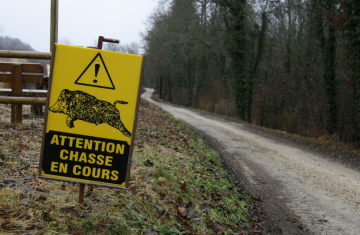 Panneau indiquant une chasse en cours. Crédit photo : Philippe Massit / OFB