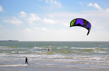 Kitesurf et planche à voile sur la plage de Wimereux. Crédits : Charline Fisseux / OFB
