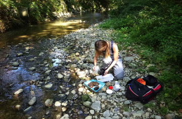 Prélèvement diatomées. Crédit photo : Laboratoire d'hydrobiologie