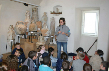 Opération de sensibilisation menée par un agent du Parc national de Port-Cros lors d'une animation scolaire. Crédit photo : Christel Gérardin / Parc national de Port-Cros