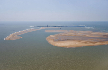 A l’embouchure de la Gironde, le plateau de Cordouan et son phare mythique se découvrent. Crédit photo : Laurent Mignaux / Terra