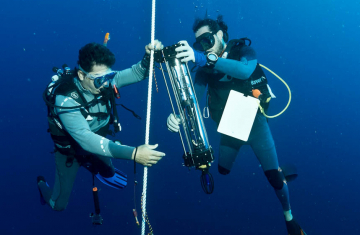 Déploiement d'un hydrophone. Crédit photo : Alain Goyeau