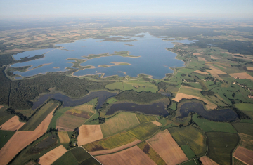 Vue aérienne de la réserve nationale de chasse et de faune sauvage du lac du Der et des étangs d’Outines et d’Arrigny. Crédit photo : J.P. Formet