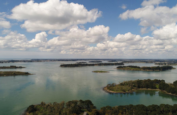 Vue aérienne de la réserve nationale de chasse et de faune sauvage du golfe du Morbihan. Crédit photo : Jérôme Cabelguen / OFB