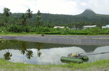 Station d'épuration des eaux usées de Mronabéja Mayotte », les bassins de la lagune aérée et dans le fond le mont Choungui. Crédit photo : Bernard LE GUENNEC