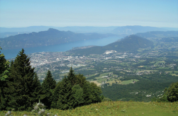 Vue sur le lac du Bourget, situé en Savoie. Crédit photo : Yvan Falatas / OFB