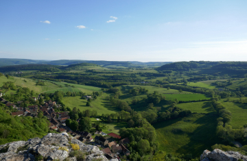 Une grande diversité de paysages et de milieux naturels caractérise la région, marquée notamment par des prairies montagnardes. Crédit photo : Julien Bouchard / OFB