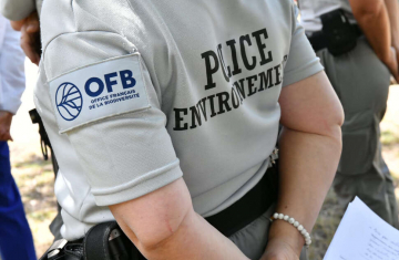 Agent de police de l'Office français de la biodiversité dans l'exercice de ses fonctions. Crédit photo : Damien Valente / Terra