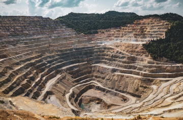 Excavation minière sur une montagne. Crédit photo : Vlad Chetan / Pexels