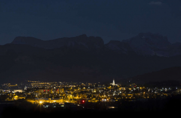 Annecy de nuit, zoom sur la pollution lumineuse. Crédit photo : Philippe Massit / OFB