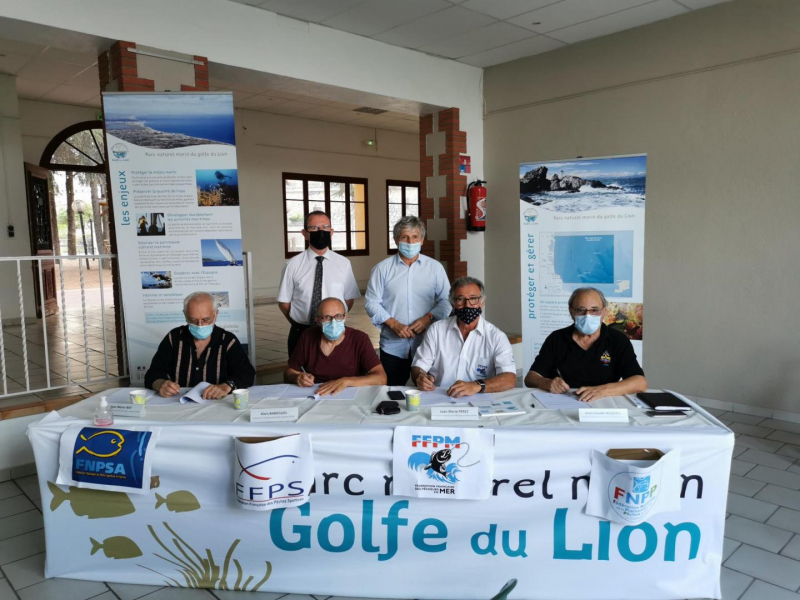 Signature de la charte encadrant la pratique des concours de pêche au sein du Parc naturel marin du golfe du Lion - crédit : Thierrye Auga-Bascou / OFB