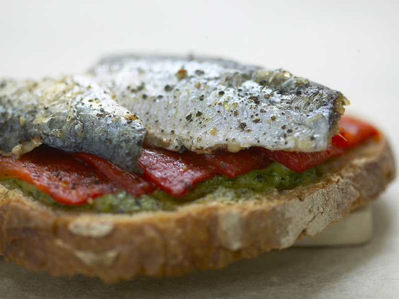 Bruschetta aux sardines. Crédits : Sophie Boussahba  Biosphoto