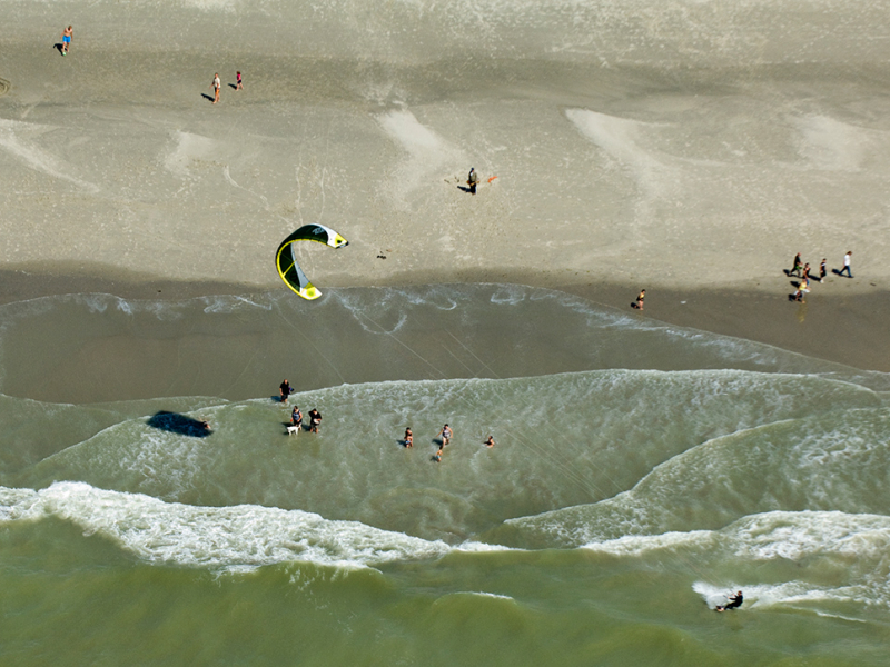 Les plages de la côte d'Opale, des espaces littoraux très prisées par les activités de loisirs. Crédit photo : Laurent Mignaux / Terra