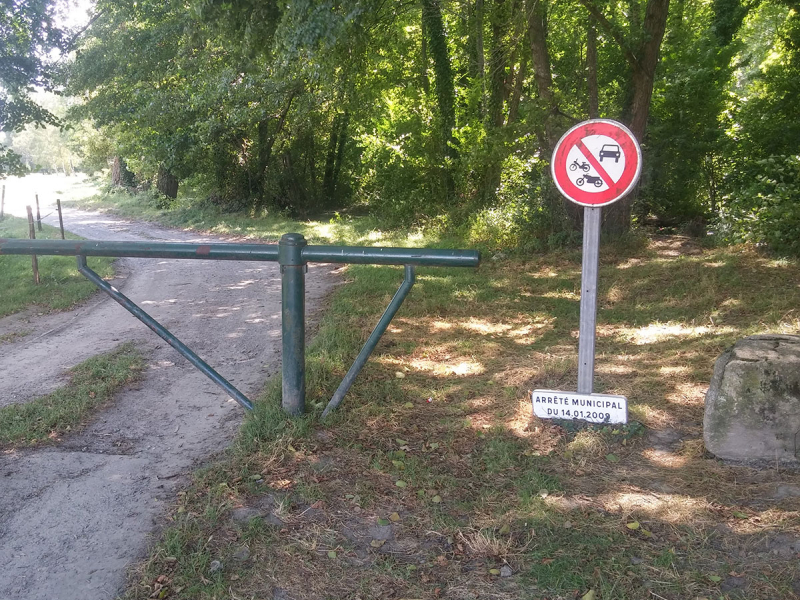 Panneau d'interdiction d'accès aux véhicules à moteur. Crédit photo : Office français de la biodiversité