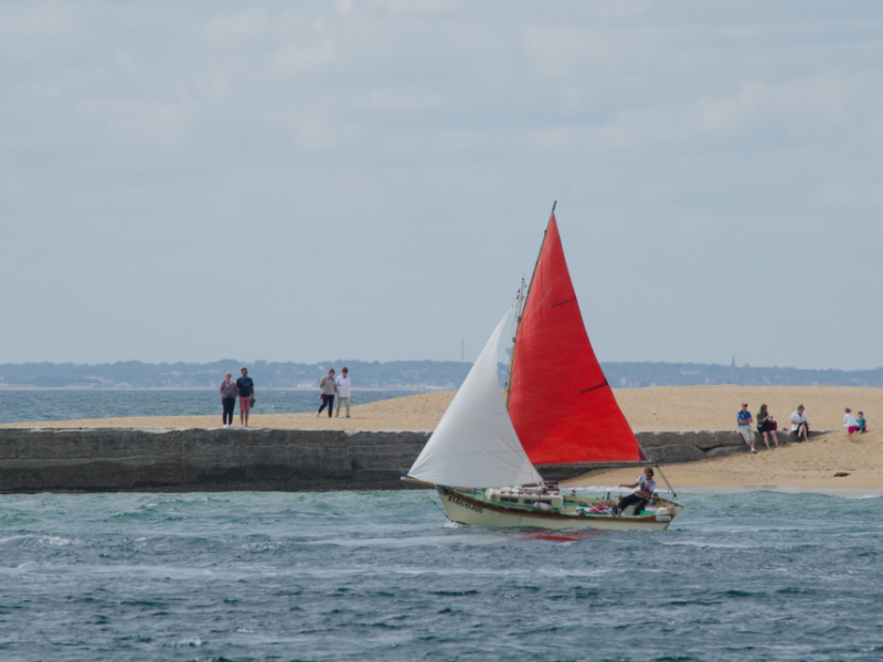 Bateau de plaisance toutes voiles dehors. Crédit photo : Oscar Chuberre