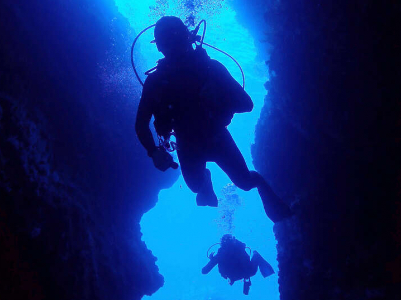 Plongeur dans le Parc naturel marin de la Martinique. Crédit photo : Benjamin Guichard / OFB