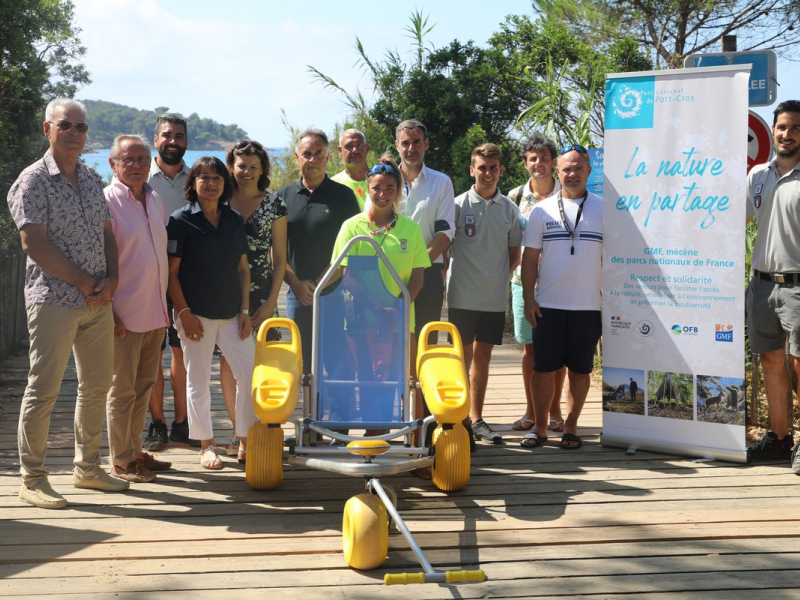  Remise du fauteuil « Tiralo », plage de Gigaro. Crédit photo : Ville de La Croix-Valmer 