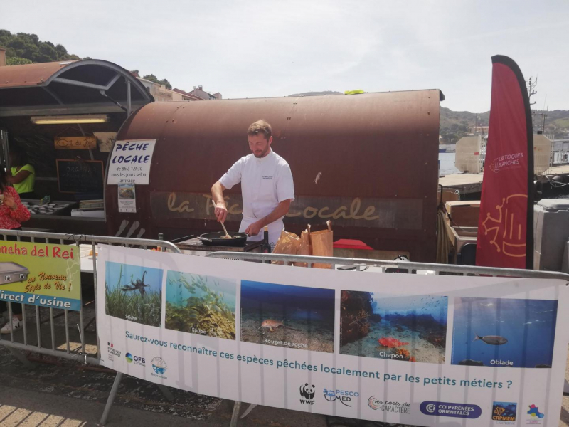 Un chef de l'association des Toques blanches réalise une recette à partir de produits de la mer. Crédit photo : Andréa Sabbio / WWF - OFB