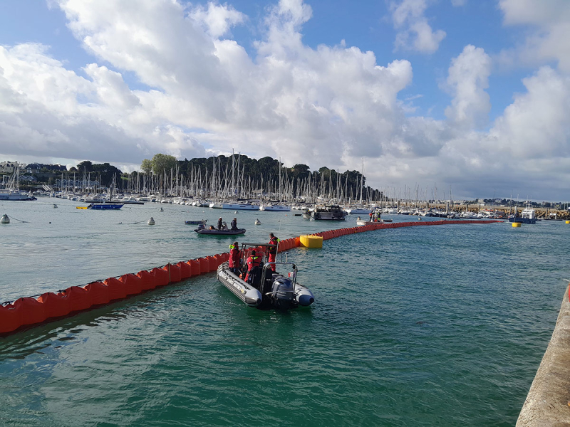 Déploiement du barrage gonflable. Crédit photo : Office français de la biodiversité