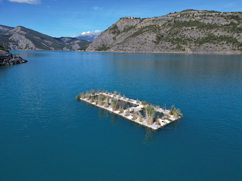 Zone littorale artificielle installée dans le lac de Serre-Ponçon. Crédit photo : OFB-INRAE / Projet UROS