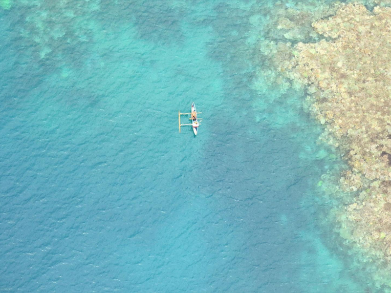 Pêche traditionnelle en pirogue dans le lagon de Mayotte. Crédit photo : Flavien Foncin / OFB