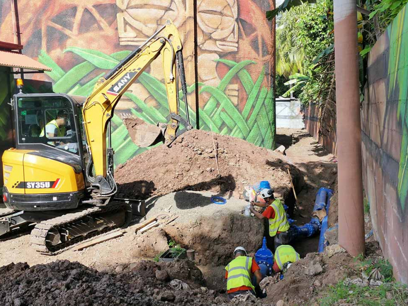 Travaux sur le réseau d’accès à l’eau potable (AEP) du secteur Outumoaro et de la Plaine, ville de Punaauia, Tahiti. Crédit photo : L. Dautreppe / OFB