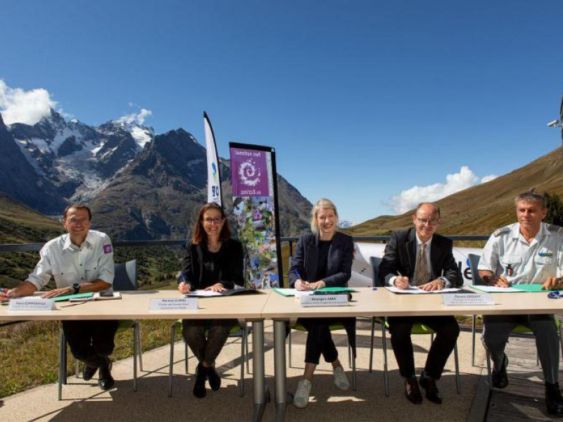 Signature du protocole en présence de Bérangère Abba, Madame Martine Clavel, Préfète des Hautes-Alpes, Florent Crouhy, procureur du Parquet de Gap, Pierre Commenville, directeur du Parc national des Ecrins et Eric Hansen, directeur régional de l’OFB en PACA-Corse. Crédits : Thierry Maillet / Parc national des Ecrins