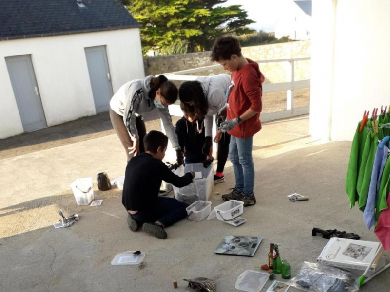 Les élèves du collège de Molène analysent le contenu de leur ramassage de déchets sur le littoral. Crédit photo : Kristen Wagmann