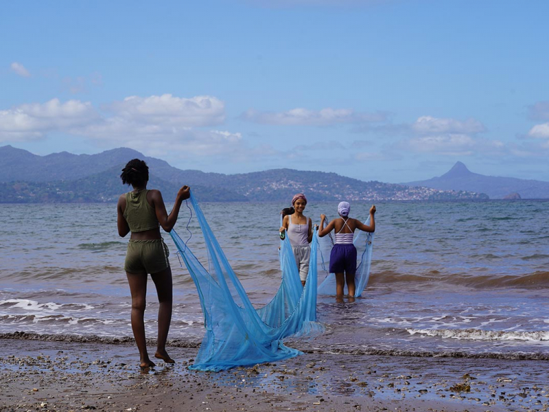Les femmes de Mayotte transmettent aux jeunes la technique de la pêche traditionnelle au djarifa. Crédit photo : David Lorieux / OFB