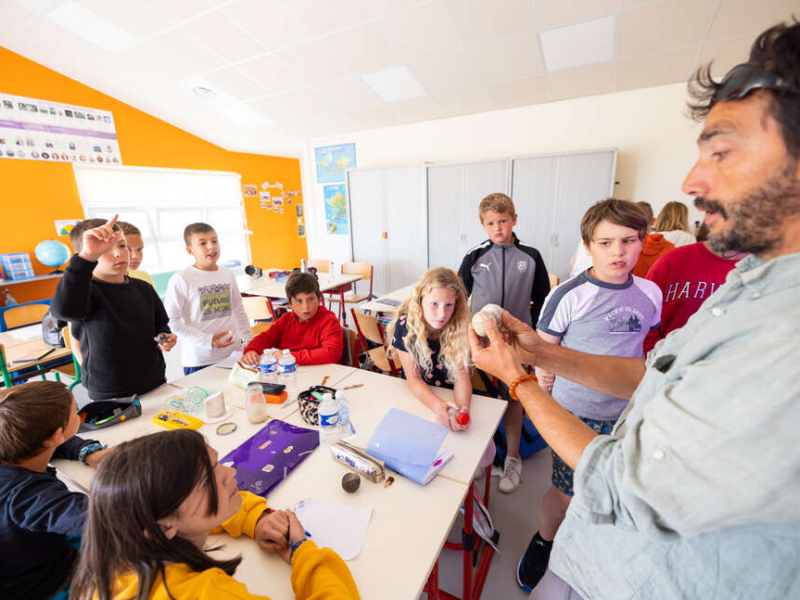 Préparation en classe d'une sortie pédagogique prévue dans l'AME de l'école Simone Veil à Ault. Crédit photo : S. Pluriel / SIPA