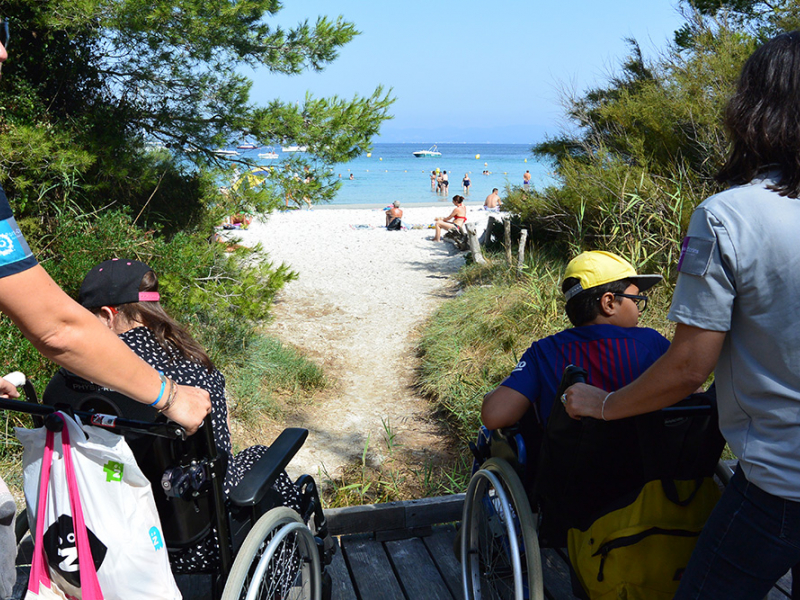 Sortie sur l'île de Porquerolles avec des enfants du centre de l'Institut de rééducation fonctionnalle Pomponiania Oiba, platelage d'accès à la plage d'Argent. Crédit : Thomas Burel / OFB.