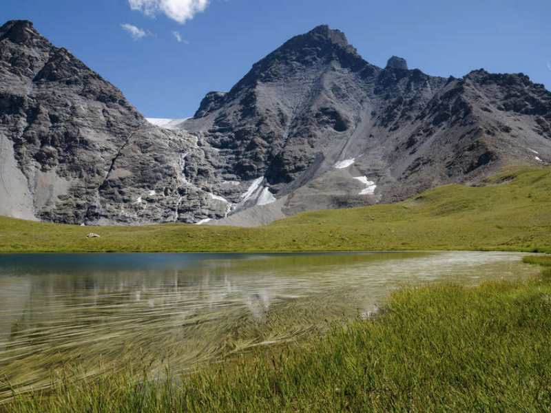 Petit lac glaciaire sur le Plateau du Turc. De gauche à droite, Pointe des Broès, Col du Vallonnet et Pointe du Vallonnet. Crédit photo : Nathalie Tissot / Parc national de la Vanoise